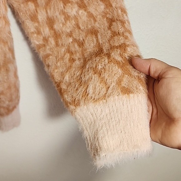 Listicle faux fur cheetah print sweater size M - Picture 2 of 9
